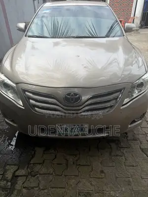 Toyota Camry XLE 4dr Sedan (2.5L 4cyl 6AM) 2010 Gold
