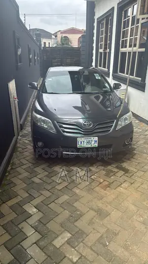 Toyota Camry XLE V6 4dr Sedan (3.5L 6cyl 6A) 2011 Gray