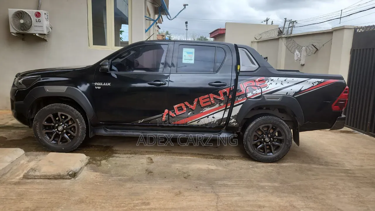 Toyota Hilux 2024 Black