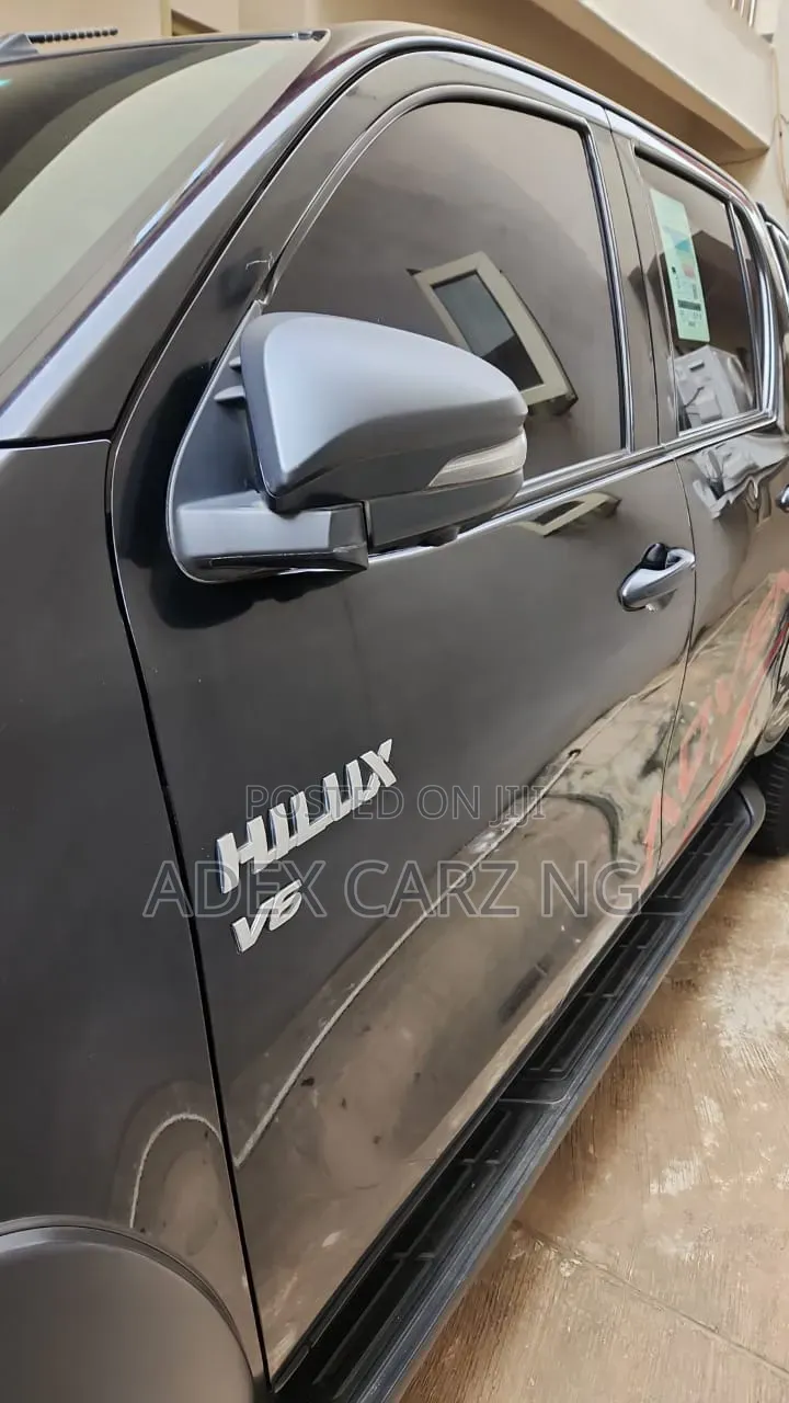 Toyota Hilux 2024 Black