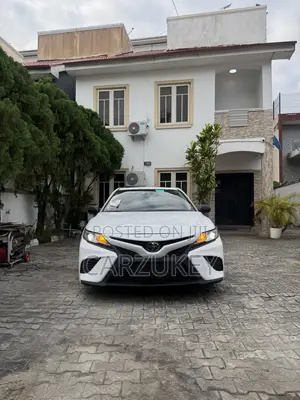 Toyota Camry SE FWD (2.5L 4cyl 8AM) 2018 White
