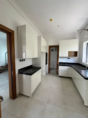 4bdrm Penthouse in Cowrie Creek Estate for rent