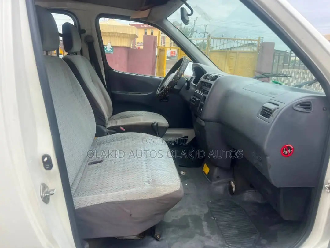 Toyota HiAce 2003 White