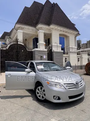 Toyota Camry LE 4dr Sedan (2.5L 4cyl 6A) 2011 Silver