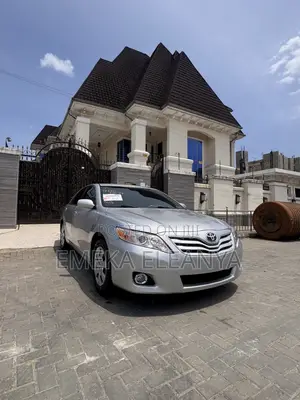 Toyota Camry LE 4dr Sedan (2.5L 4cyl 6A) 2011 Silver
