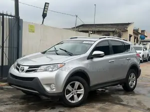 Toyota RAV4 XLE 4dr SUV AWD (2.5L 4cyl 6A) 2015 Silver