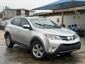 Toyota RAV4 XLE 4dr SUV AWD (2.5L 4cyl 6A) 2015 Silver