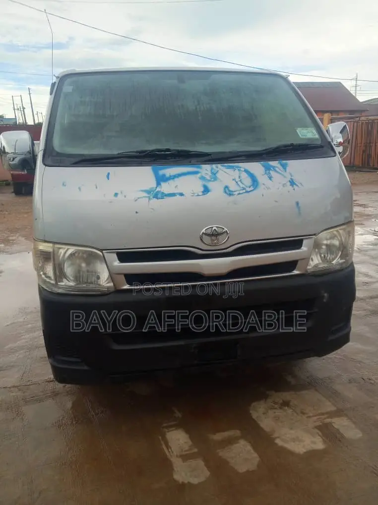 Toyota HiAce 2015