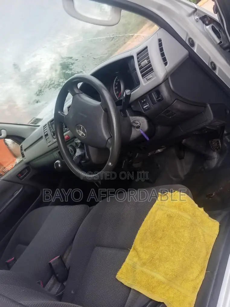 Toyota HiAce 2015