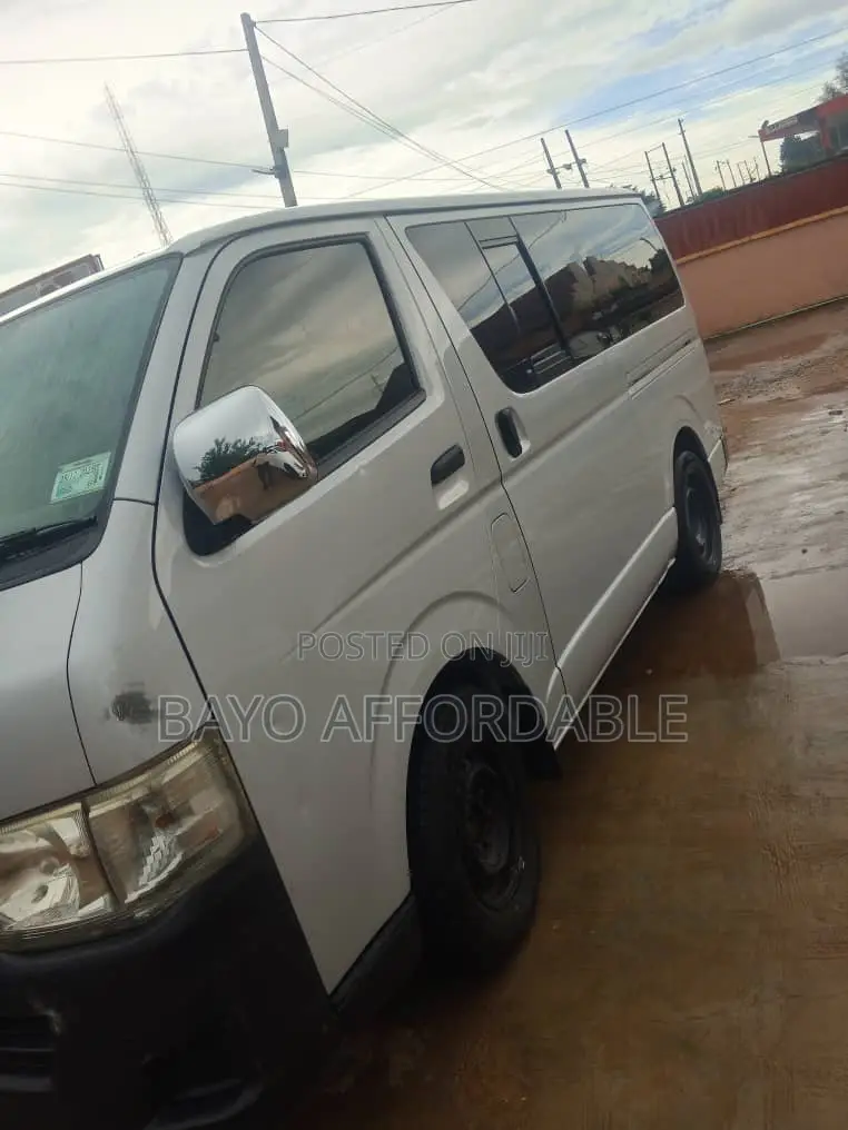 Toyota HiAce 2015