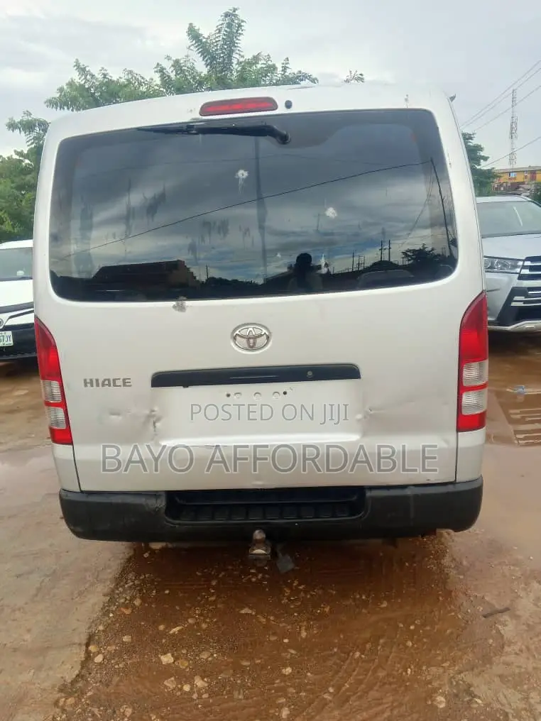 Toyota HiAce 2015