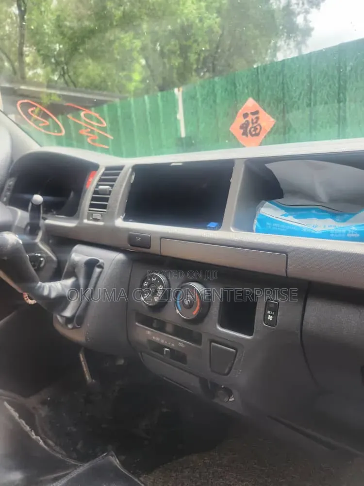 Toyota HiAce 2018 White