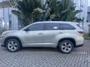 Toyota Highlander Limited Platinum 4dr SUV AWD (3.5L 6cyl 6A) 2015