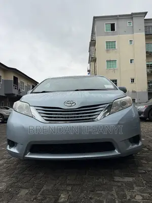Toyota Sienna LE 7 Passenger Auto Access Seat (3.5L 6cyl 6A) 2016 Blue