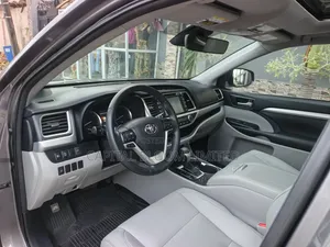 Toyota Highlander XLE 4x4 V6 (3.5L 6cyl 8A) 2017 Brown