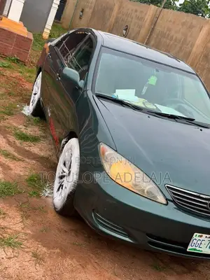 Toyota Camry LE 4dr Sedan (2.4L 4cyl 5A) 2005 Green