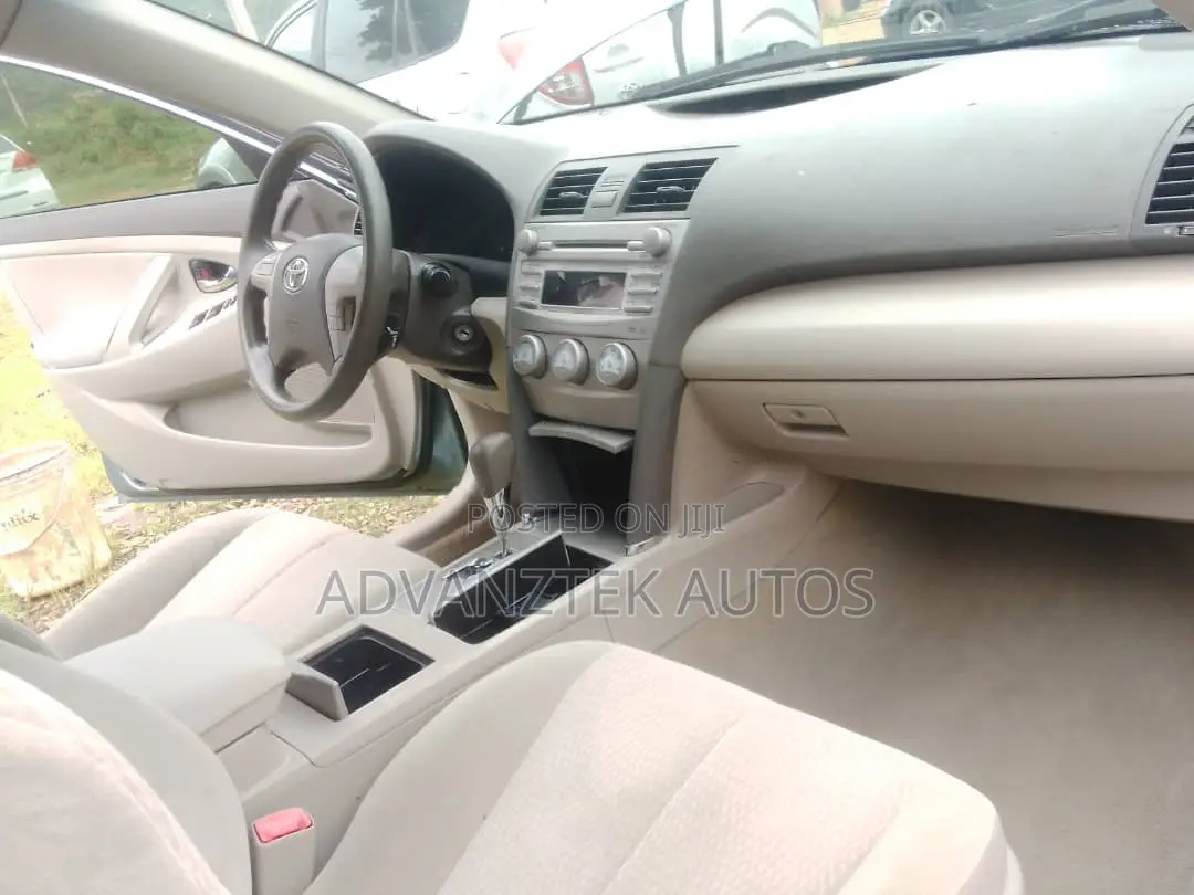 Toyota Camry LE 4dr Sedan (2.5L 4cyl 6A) 2011 Green