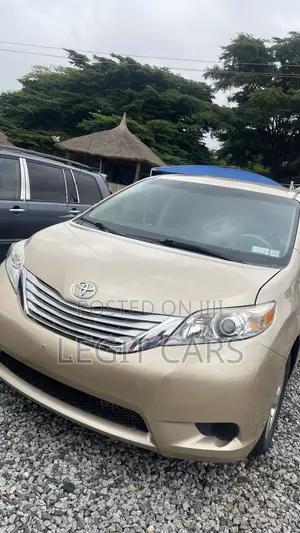 Toyota Sienna 2011 Gold