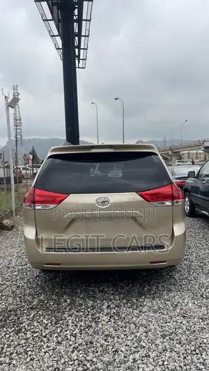Toyota Sienna 2011 Gold