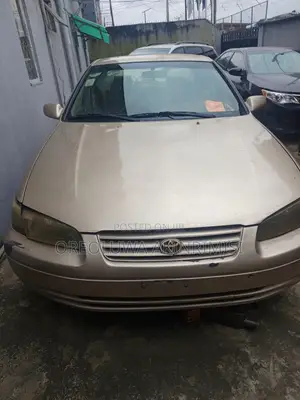 Toyota Camry 2000 Gold