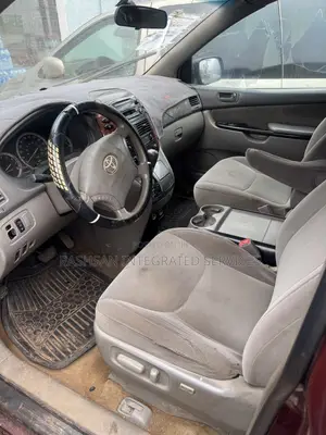 Toyota Sienna LE FWD (3.3L V6 5A) 2004 Burgundy
