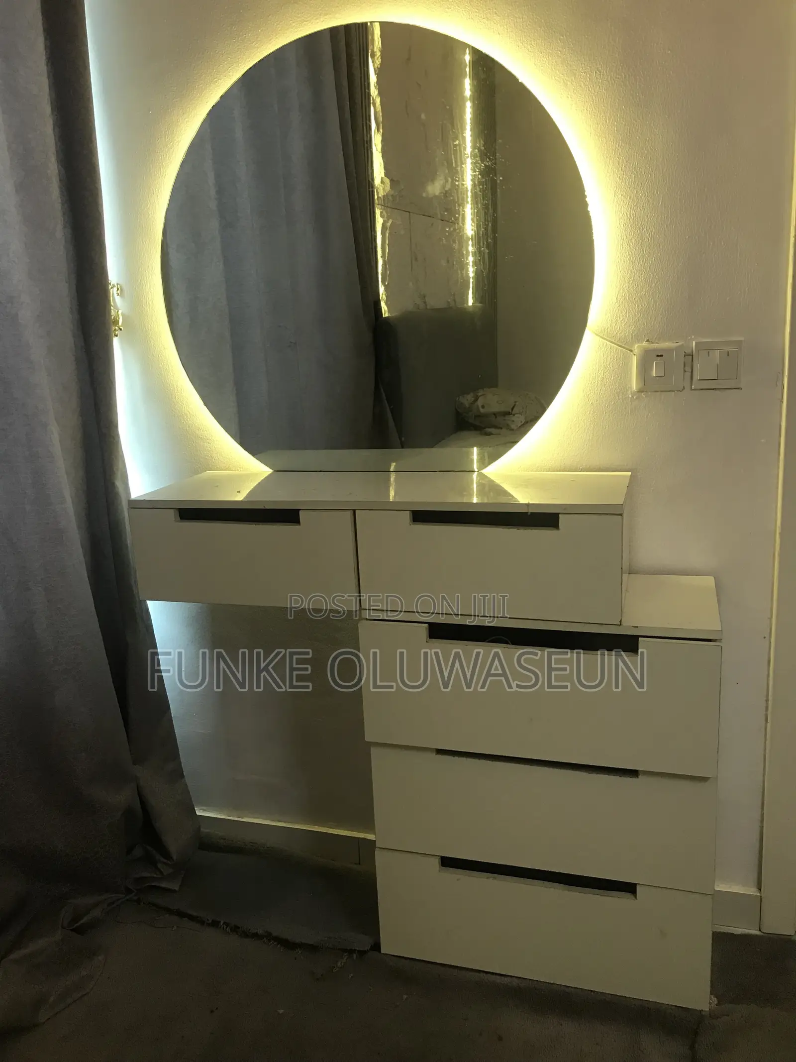 Luxury Make-Up Stand