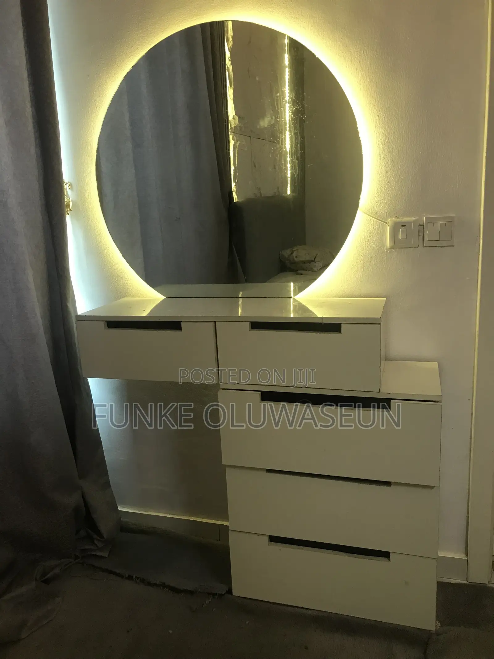 Luxury Make-Up Stand