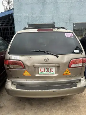 Toyota Sienna LE 2002 Gold