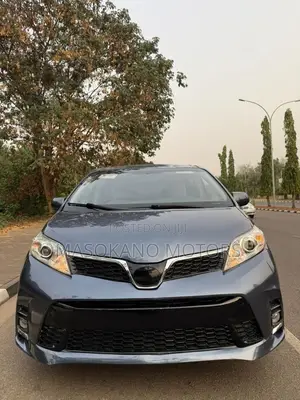 Toyota Sienna 2017 Blue