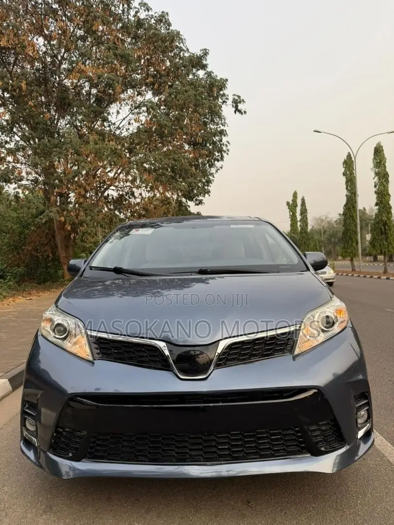 Toyota Sienna 2017 Blue