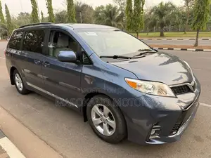 Toyota Sienna 2017 Blue