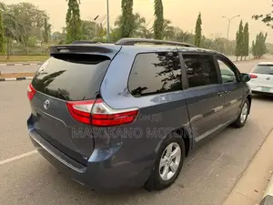 Toyota Sienna 2017 Blue