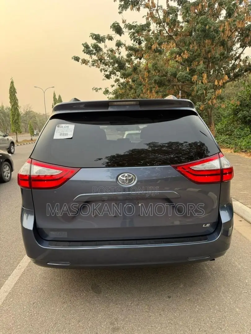 Toyota Sienna 2017 Blue