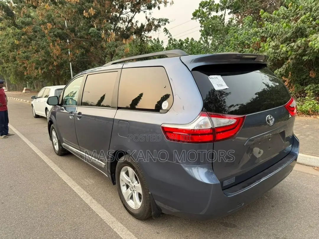 Toyota Sienna 2017 Blue