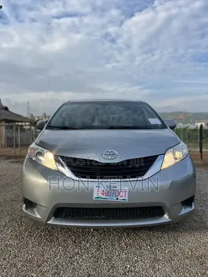 Toyota Sienna LE 8 Passenger 2012 Silver
