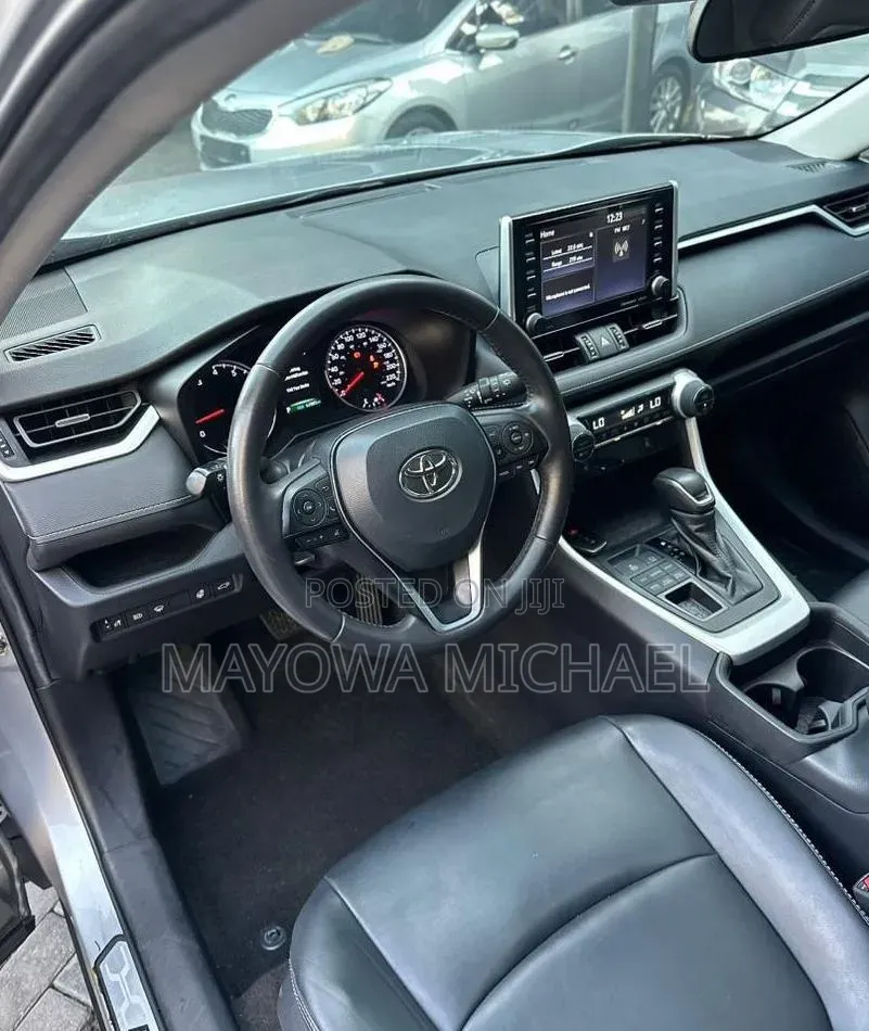Toyota RAV4 2025 Silver
