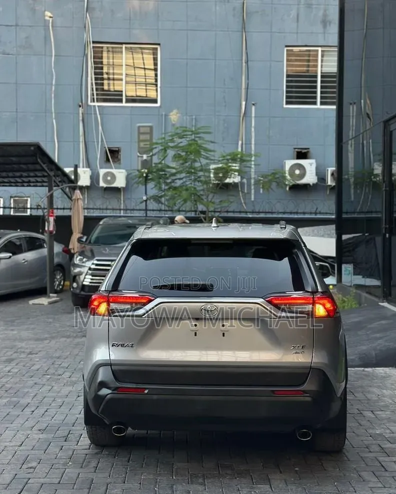 Toyota RAV4 2025 Silver