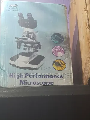 Displays a Packaging Box for a High-Performance Binocular Compound