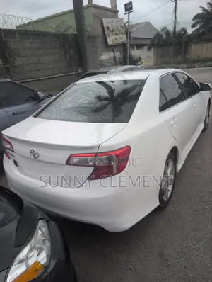 Toyota Camry XLE 4dr Sedan (2.5L 4cyl 6A) 2012 White