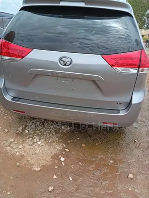 Toyota Sienna 2010 Silver