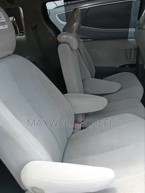 Toyota Sienna 2010 Silver