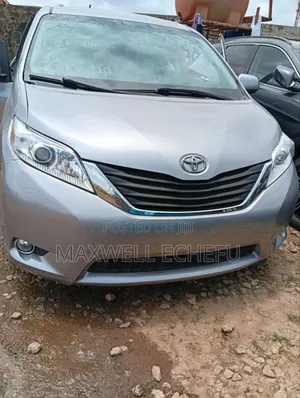 Toyota Sienna 2010 Silver