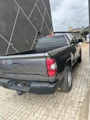 Toyota Tundra SR5 4dr Double Cab SB (4.6L 8cyl 6A) 2015 Gray