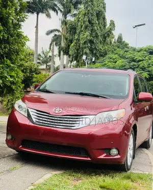 Toyota Sienna 2012 Maroon