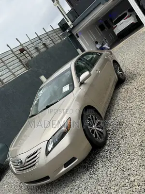Toyota Camry LE 4dr Sedan (2.5L 4cyl 6AM) 2010 Gold