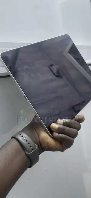 Apple iPad Pro (2022) 128 GB Silver