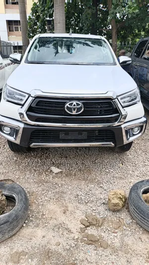Toyota Hilux 2021 White
