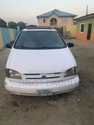 Toyota Sienna XLE & 1 hatch 2000 White