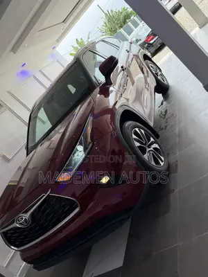 Toyota Highlander XLE AWD 2023 Red
