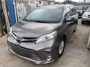 Toyota Sienna XLE 8 Passenger (3.5L 6cyl 8A) 2017 Gray